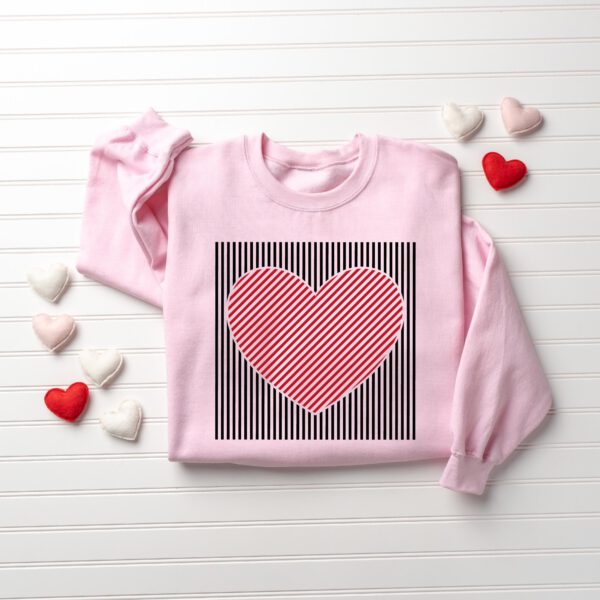 Retro-Valentines-Heart-Sweatshirt_4