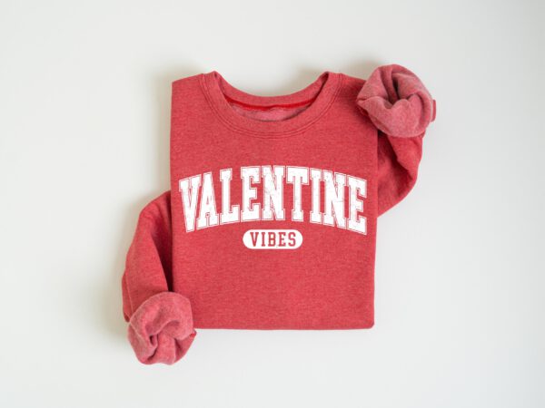 Retro-Valentines-Vibes-Sweatshirt_3