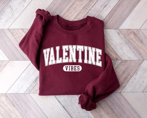 Retro-Valentines-Vibes-Sweatshirt_8